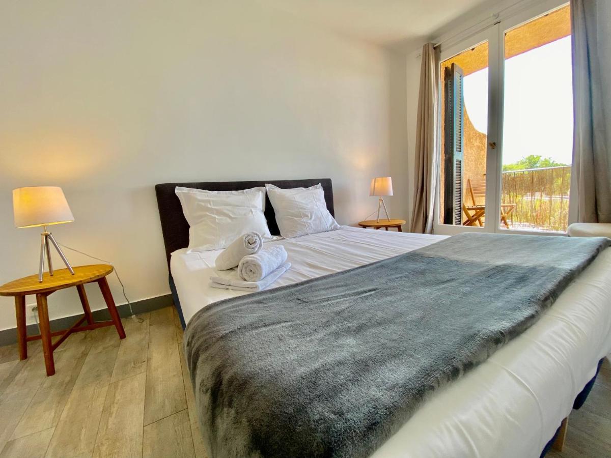Appartement Les marines, 2min Plage, accès direct port à Cogolin Extérieur photo
